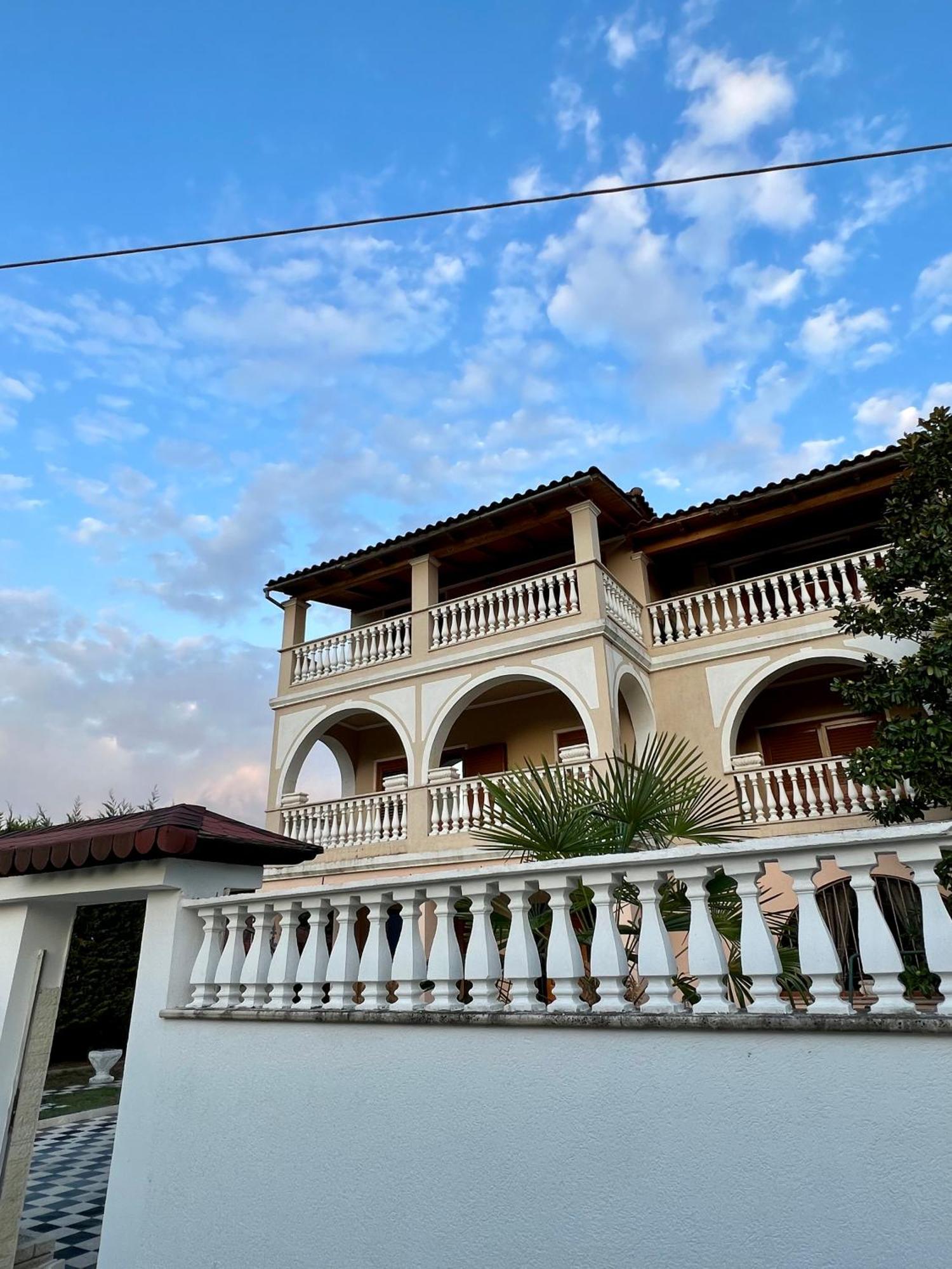 Guest House Pulake Berat Extérieur photo